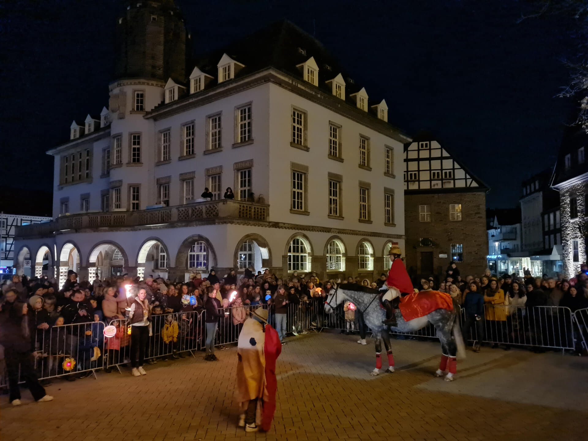 St. Martin reitet mit Laternen und Gesang durch die Mendener Altstadt